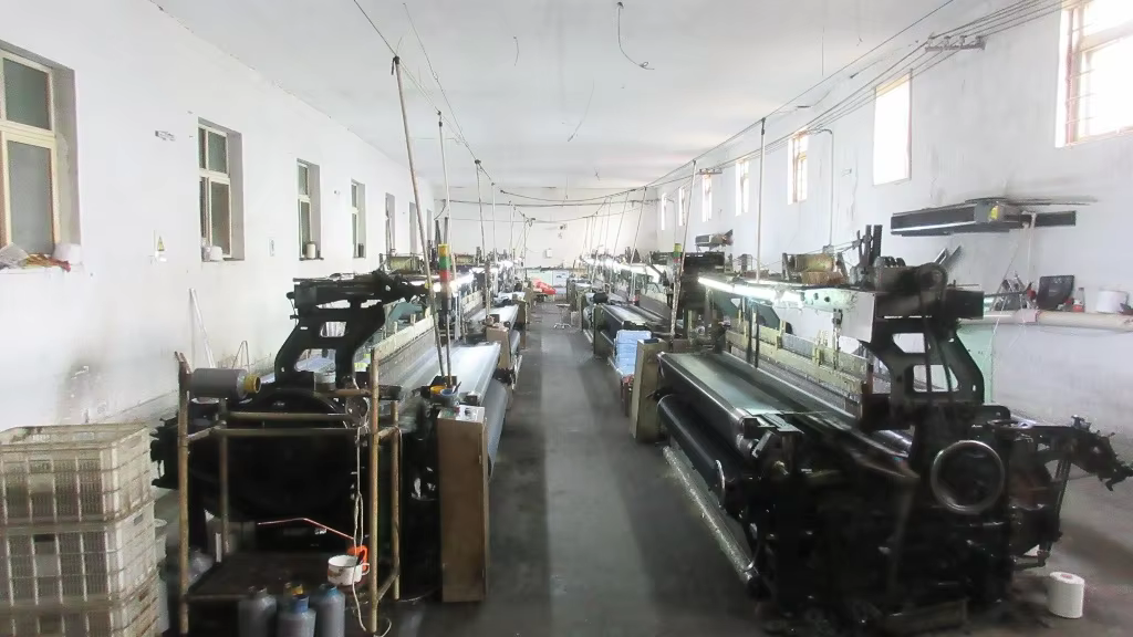 Screen mesh weaving equipment arranged in a production workshop